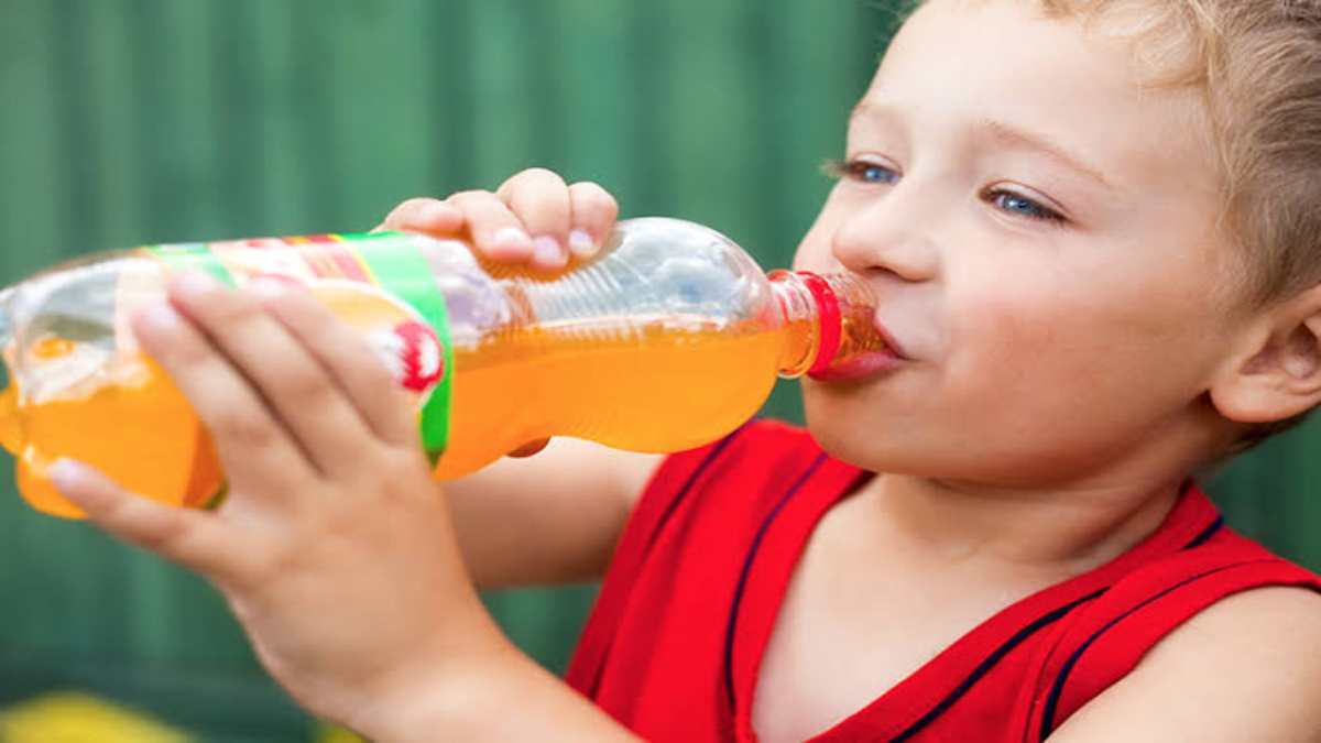 आप भी बच्चों को पीला देते हैं Cold Drink, तो अभी करें बंद, बच्चों में मोटापे और शुगर की हो सकती है Problem …