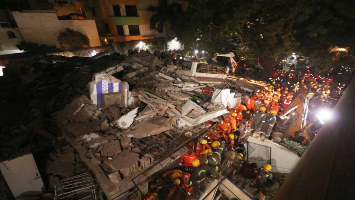 Lucknow Building Collapse Update: DGP डीएस चौहान बोले- फंसे हुए लोगों के लिए रेस्क्यू ऑपरेशन जारी