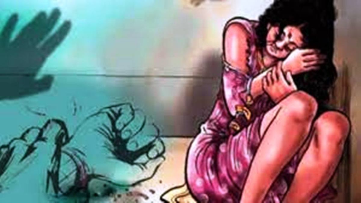 आरक्षक ने युवती का अपहरण कर किया रेप: परिजनों पर  एक महीने तक बंधक बनाकर मारपीट करने के आरोप, 9 लोगों पर FIR