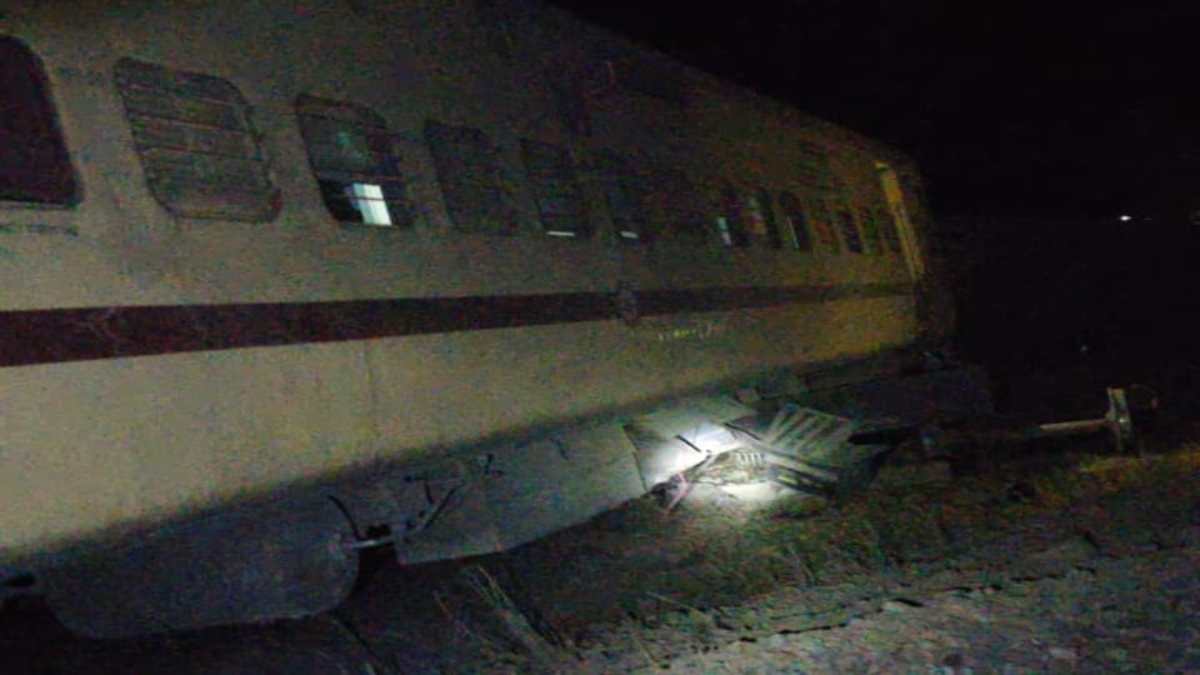 ट्रेन के 14 डिब्बे पटरी से उतरे, 24 यात्री घायल,12 ट्रेनें डायवर्ट…