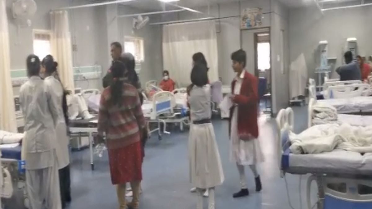JNV में अचानक बच्चों की बिगड़ी तबीयत: सांस लेने में दिक्कत होने पर अस्पताल में कराया एडमिट