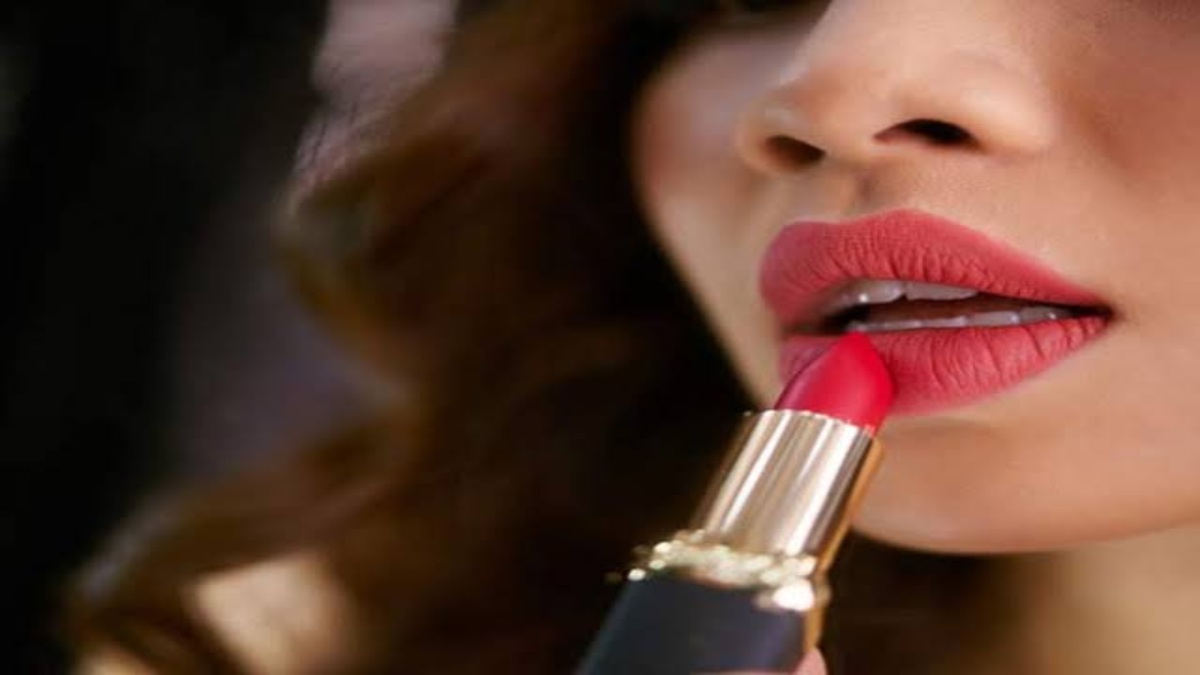 चेहरे की खूबसूरती बढ़ाने वाली Lipstick भी पहुंचा सकती है नुकसान, ज्यादा कैमिकल वाली लिपस्टिक के रोजाना इस्तेमाल से बचें …