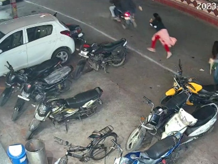 कोटा में रेलवे अधिकारी की पत्नी से बीच सड़क लूट की कोशिश, पर्स छीन नहीं पाए तो महिला को बदमाशों ने बाइक से घसीटा