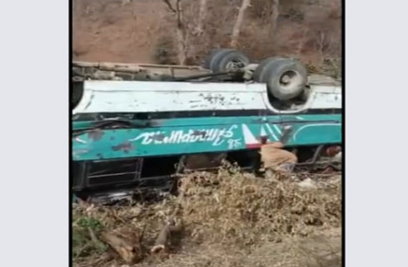 Rajasthan Breaking: घने कोहरे में अनियंत्रित होकर यात्री बस पलटी, खाई में गिरते ही मच गई चीख पुकार, 18 से ज्यादा यात्री घायल