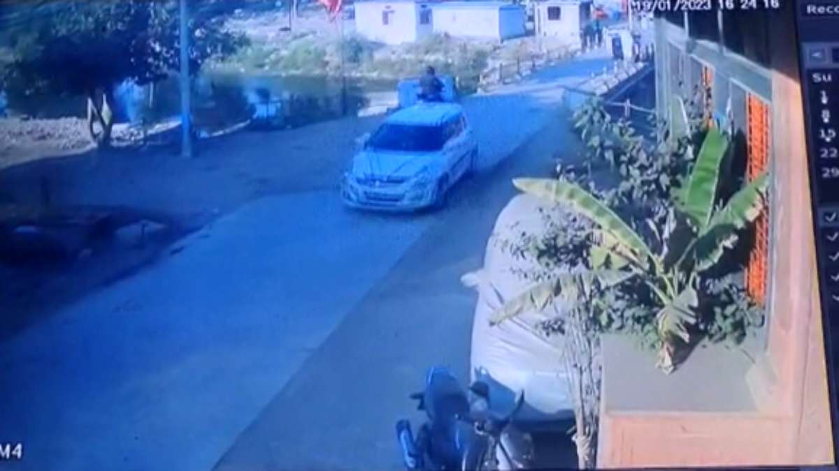 फिल्मी स्टाइल में पलटी कार VIDEO: तेज रफ्तार कार पुल के डिवाइडर से टकराई, पलटकर काफी दूर तक घिसटती चली गई