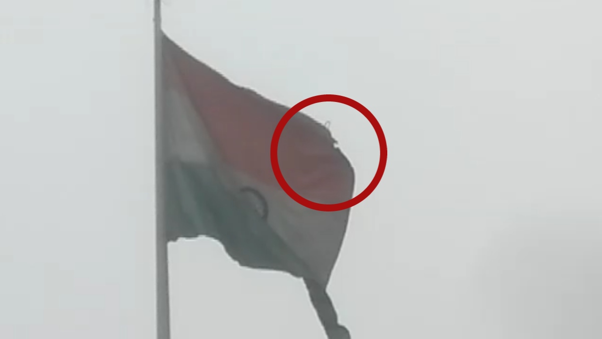 MP में तिरंगे का अपमान: कलेक्ट्रेट दफ्तर के शहीद पार्क में लहरा रहा फटा राष्ट्रीय ध्वज, पूर्व सैनिक बोले- कलेक्टर अंधे हैं, जो उन्हें फटा ध्वज नहीं दिखा