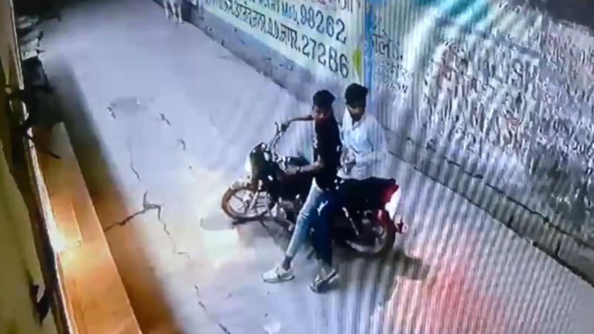 फायरिंग से दहशत: बाइक सवार 2 युवकों ने घर के बाहर किया हवाई फायर, घटना CCTV में कैद, सामने आई ये वजह  