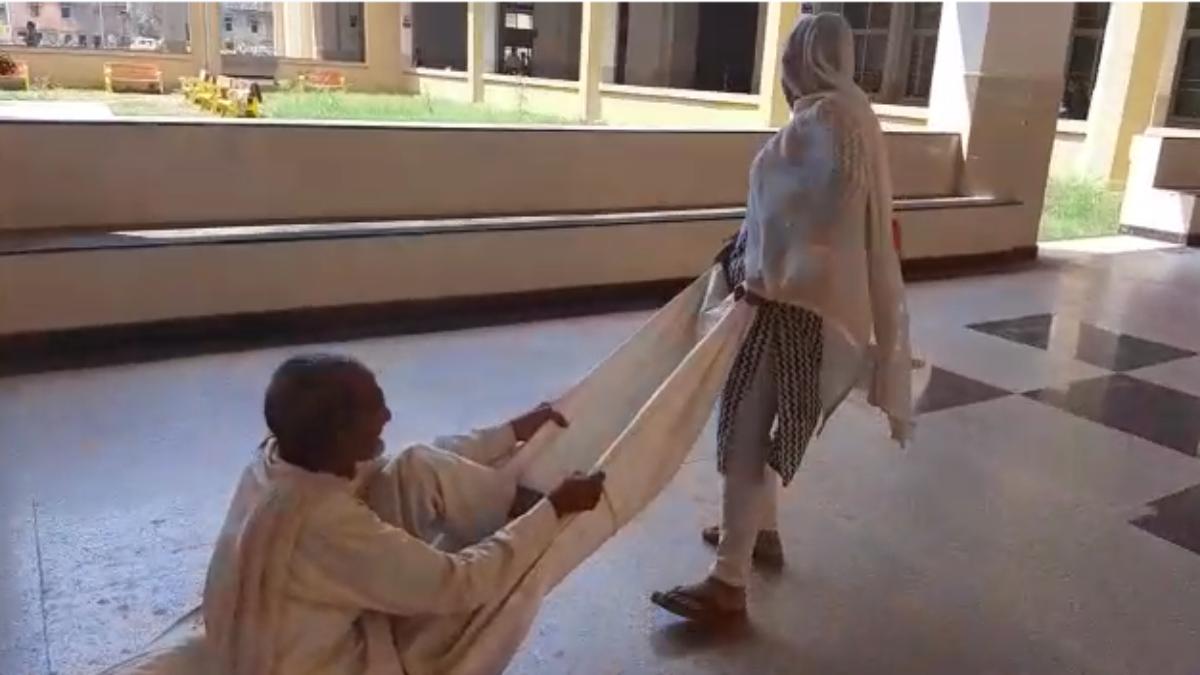 झकझोर देने वाली तस्वीर: अस्पताल में बुजुर्ग को नहीं मिला स्ट्रेचर, बाहर तक ले जाने चादर पर बिठाकर घसीटा, देखें VIDEO   