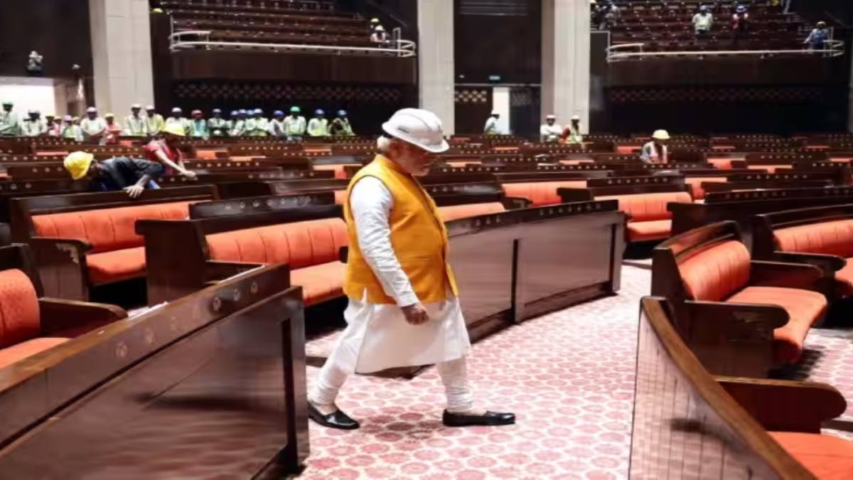 New Parliament Building: PM Modi ने न्यू पार्लियामेंट बिल्डिंग का किया दौरा, मजदूरों से बातचीत, देखिए नए भवन की तस्वीरें