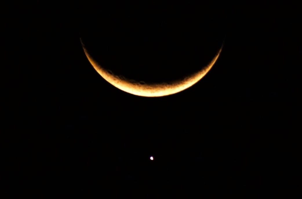 Moon Venus Conjunction: नवरात्र में कान की बाली की तरह नजर आया चांद, सोशल मीडिया में वायरल हो रही ये तस्वीर