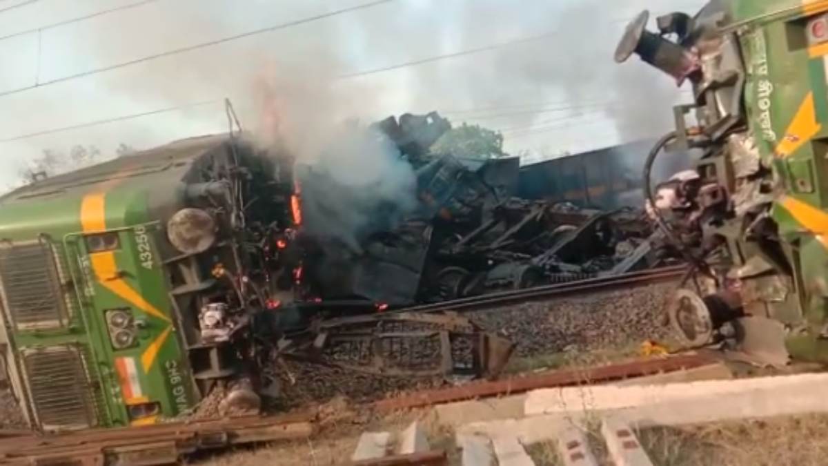 MP ट्रेन हादसे में एक की मौत: बिलासपुर-शहडोल मार्ग के सिंहपुर स्टेशन पर मालगाड़ी आपस में टकराई, इंजन में लगी आग, एक पायलट की मौत, 5 घायल, देखिए Video