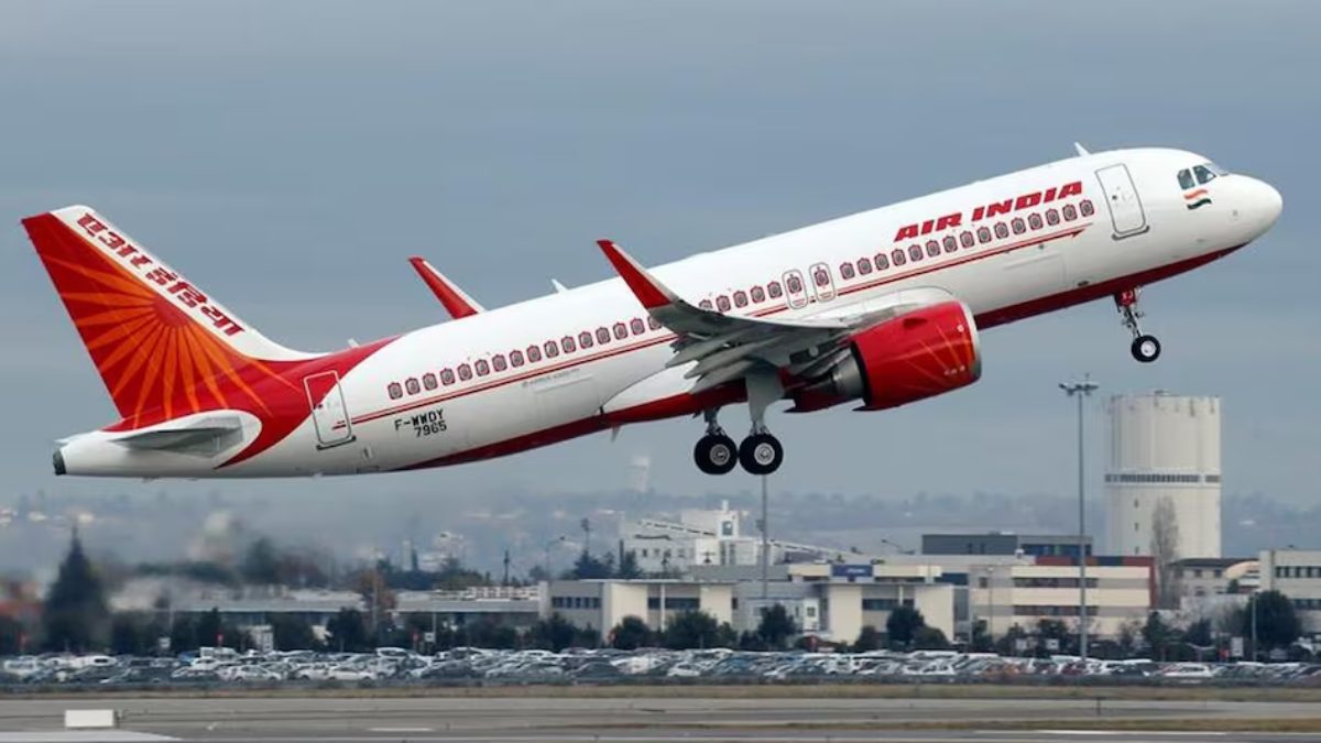 लंदन जा रही Air India की फ्लाइट में यात्री ने केबिन क्रू से की मारपीट, विमान दिल्ली वापस लौटा