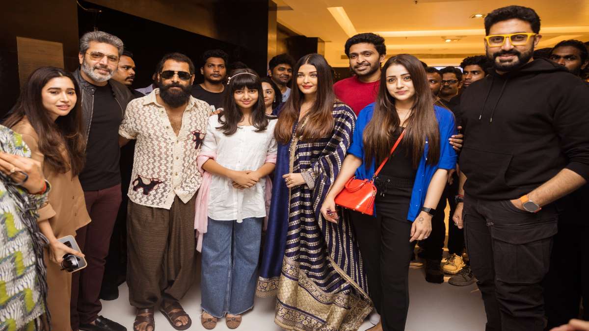 Ponniyin Selvan 2 : मम्मी Aishwarya की फिल्म देखने पहुंची Aaradhya Bachchan, साथ नजर आई पोन्नियिन सेल्वन 2 की पूरी टीम