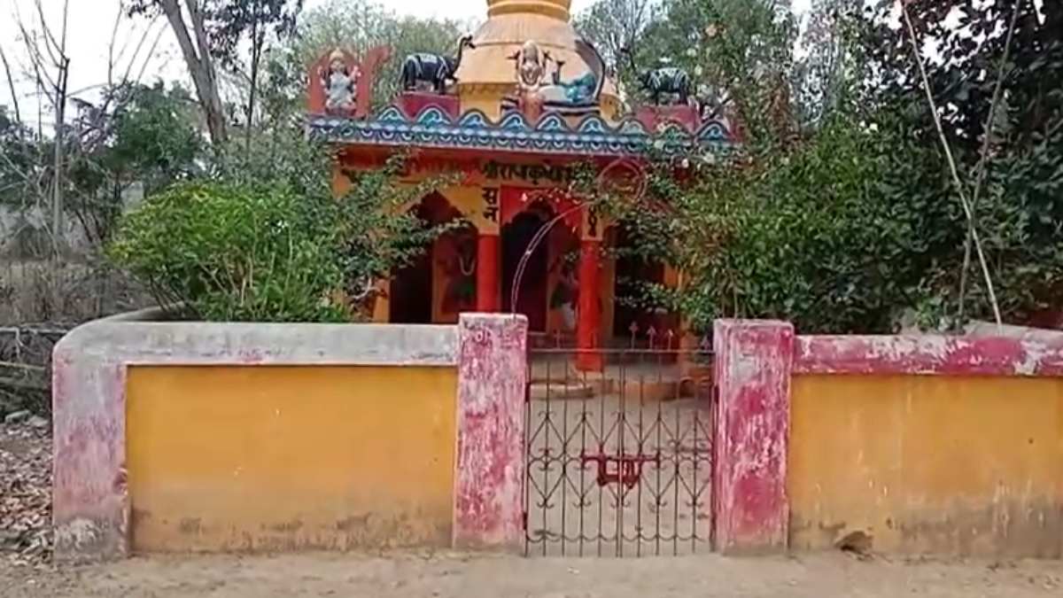 CG में भगवान के घर डाका: राधा कृष्ण मंदिर दानपेटी और घंटी ले उड़े चोर, शातिर CCTV कैमरे में कैद…