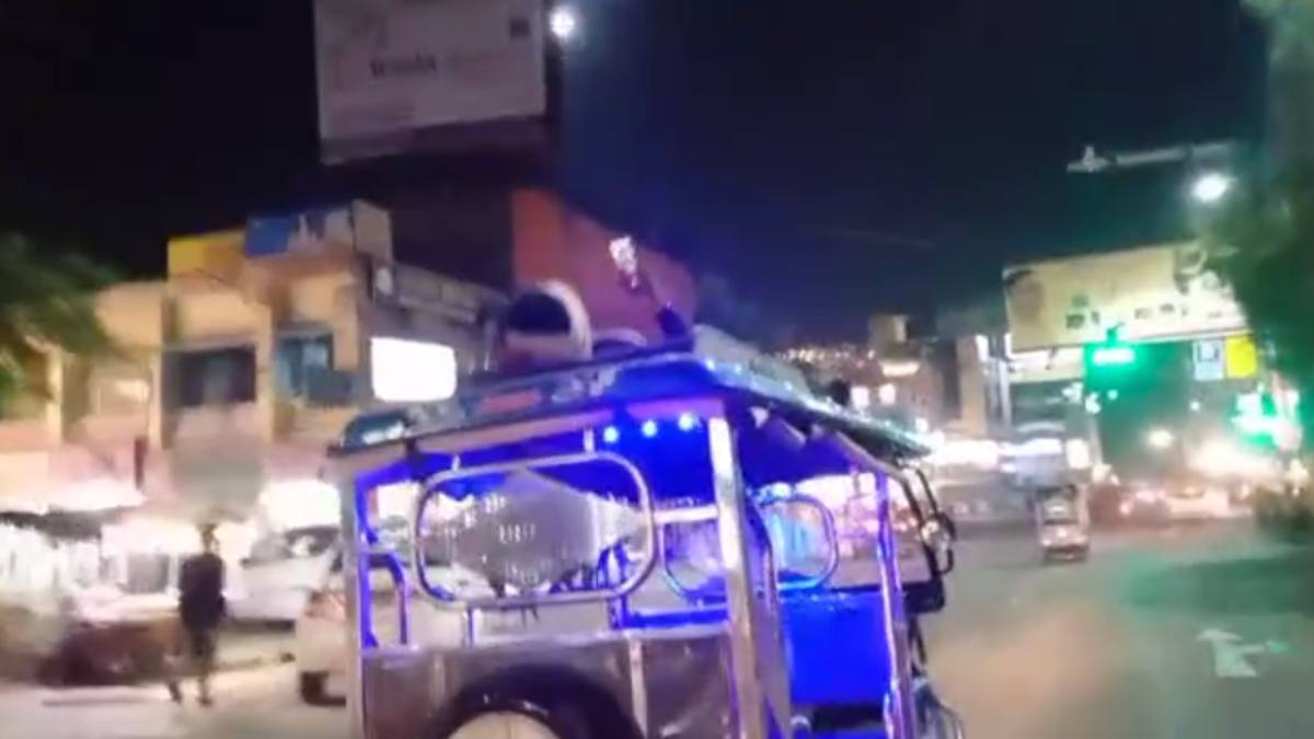 ऐसी दीवानगी देखी नहीं कही! ई-रिक्शा की छत पर लेटकर युवती से वीडियो चैट, स्टंटबाजी का VIDEO वायरल