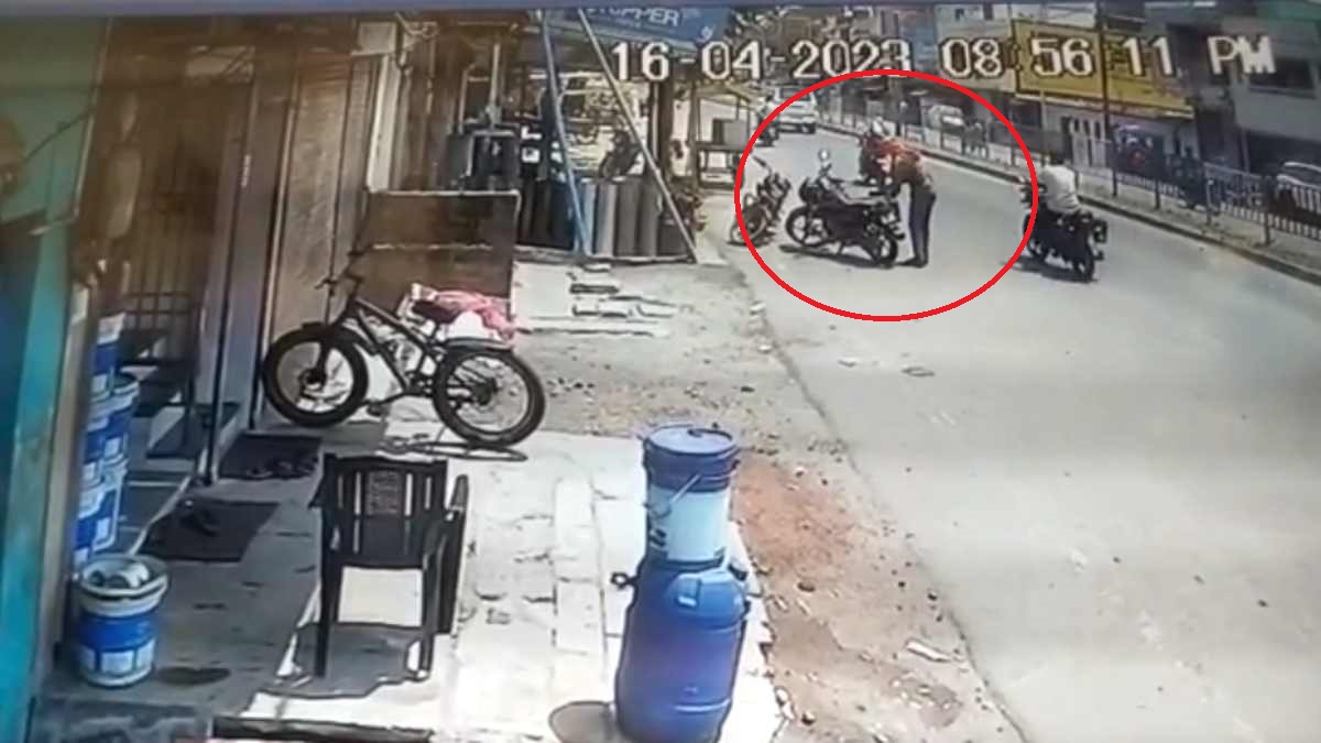 Panna में दिनदहाड़े लाखों की उठाईगिरी: बाइक में रखे पैसों से भरा बैग ले उड़े चोर, घटना CCTV में कैद