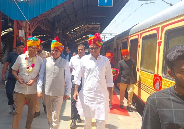 Rajasthan News: शाही रेलगाड़ी ‘पैलेस ऑन व्हील्स‘ का फेम टूर दिल्ली कैंट रेलवे स्टेशन से रवाना, दुनिया की सर्वश्रेष्ठ शाही रेलगाड़ियों में है शुमार