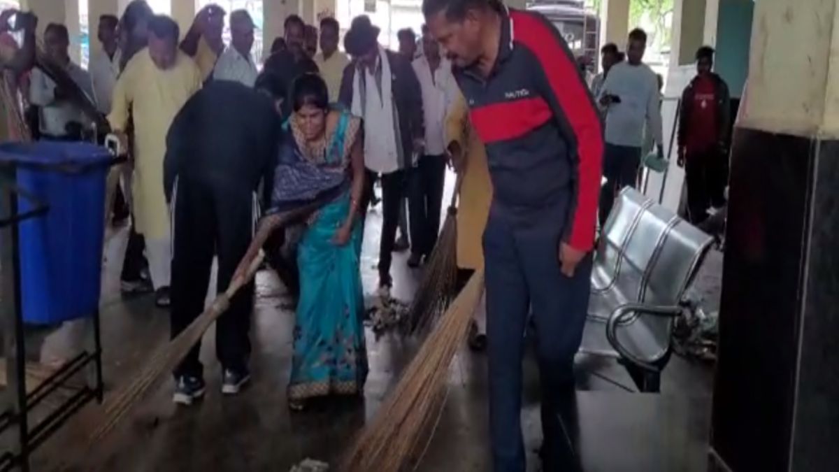 Swachh Survekshan 2023: शहर को स्वच्छ बनाने की मुहिम, कलेक्टर-विधायक ने थामा झाड़ू, बस स्टैंड में सफाई कर दिया स्वच्छता का संदेश