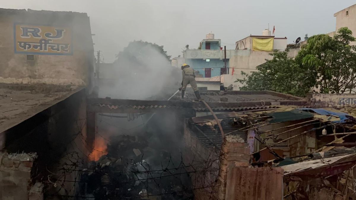 FIRE BREAKING: कबाड़ की दुकान में लगी आग, इलाके में अफरा-तफरी का माहौल
