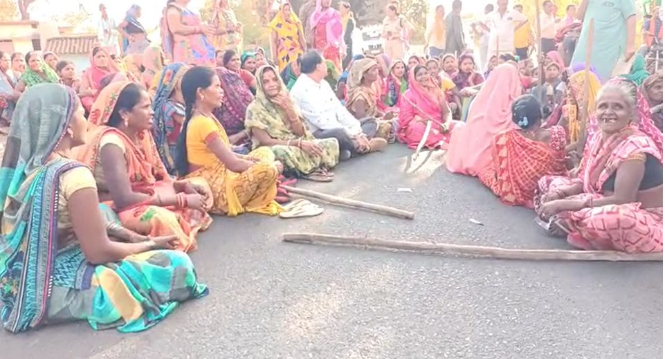शराबबंदीः लाठी-डंडों से लैस होकर सड़कों पर उतरी महिलाएं, ग्रामीणों के साथ विधायक भी बैठे धरने पर