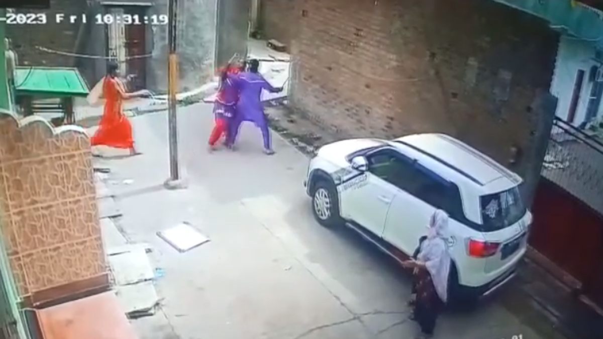 Ujjain Crime: पत्नी पर हमला करने चाकू लेकर दौड़ा पति, पड़ोसियों ने बचाया तो नाली में पटक-पटक कर मारा, घटना CCTV में कैद