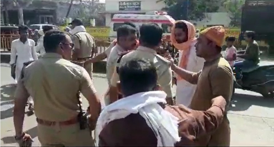 खंडवा में थाने में पथराव का मामलाः पार्षद गिरफ्तार, एक दर्जन से ज्यादा लोगों पर केस दर्ज, सोशल मीडिया पर अफवाह फैलाने वालों पर पुलिस की नजर