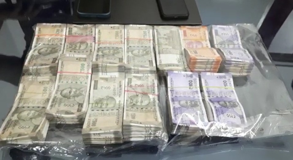 MP Crime: आईपीएल सट्टा किंग का कलेक्शन एजेंट गिरफ्तार, 5 लाख नकदी, लैपटॉप, मोबाइल, ATM कार्ड के साथ एक वाहन भी जब्त