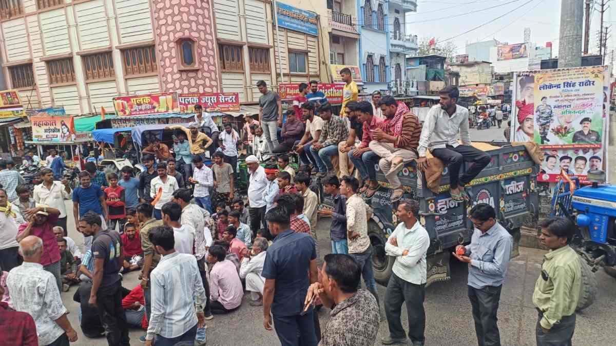 शाजापुर में फसल का उचित दाम नहीं मिलने का विरोधः पुलिस चौकी चौराहा पर किसानों ने कांग्रेस नेताओं के साथ किया चक्काजाम