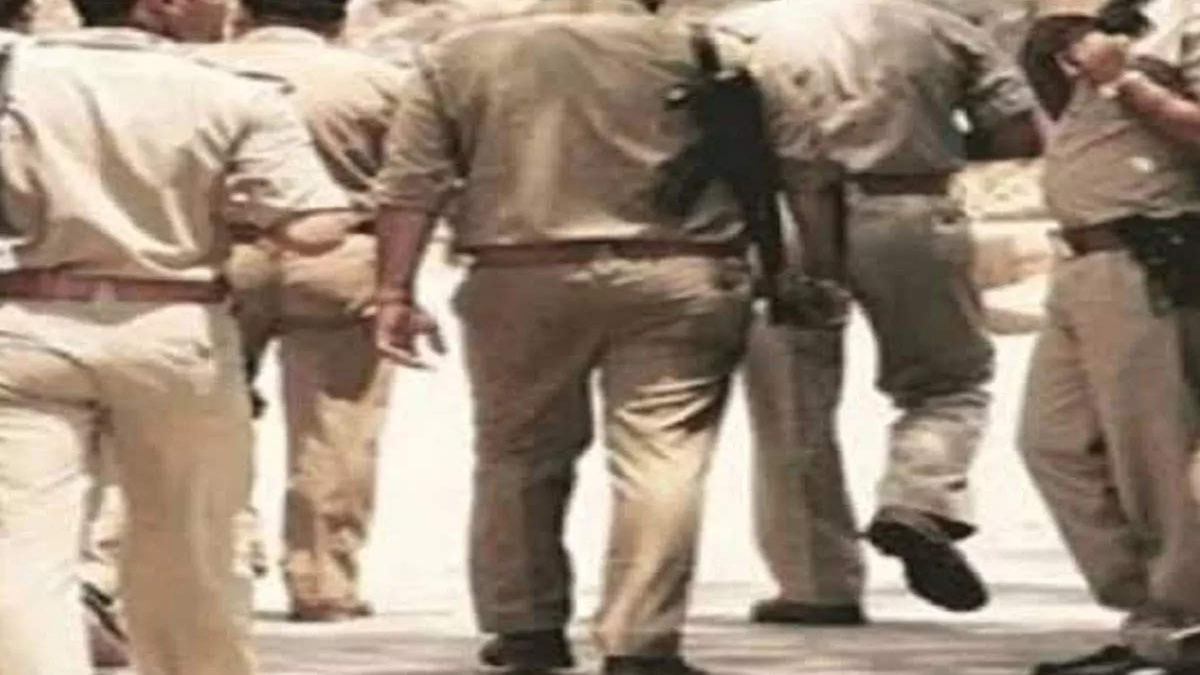 आरोपियों को पकड़ने गई पुलिस पार्टी पर हमला: परिजनों ने लाठी-डंडे और पत्थरों से किया अटैक, नौगांव टीआई को आई गंभीर चोट