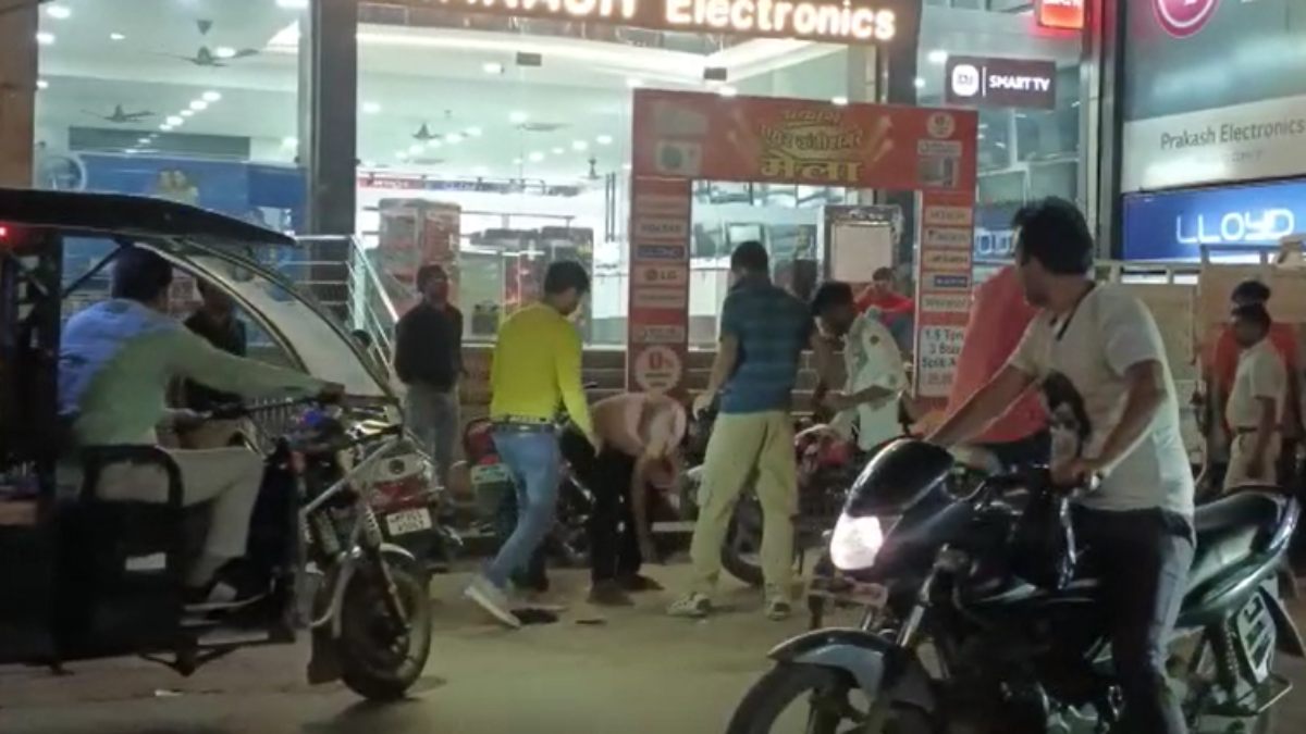Morena News: बीच बाजार में दो गुट के युवक आपस में भिड़े, जमकर चले लात-घूंसे, Video viral