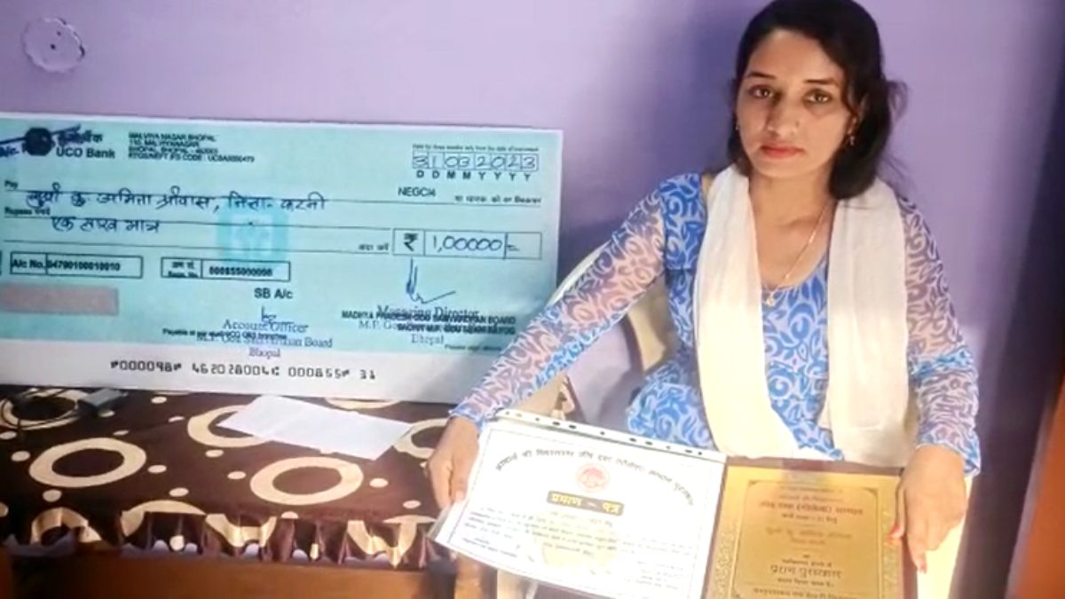 विद्यासागर जीव दया सम्मान समारोह: 3 साल से गौ सेवा करने वाली अमिता श्रीवास को मिला प्रथम पुरस्कार, सीएम ने 1 लाख का चेक देकर किया सम्मानित