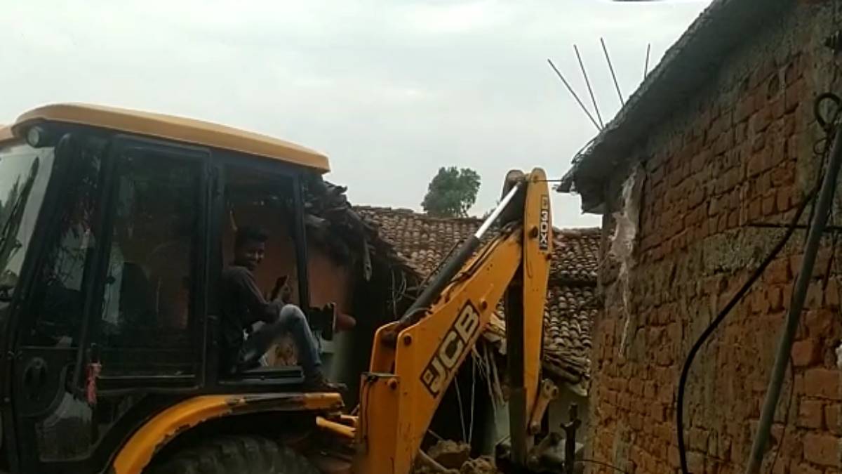 ससुर ने किया बहू से दुष्कर्म: प्रशासन ने बुलडोजर चलाकर ‘दुराचारी’ के मकान को तोड़ा