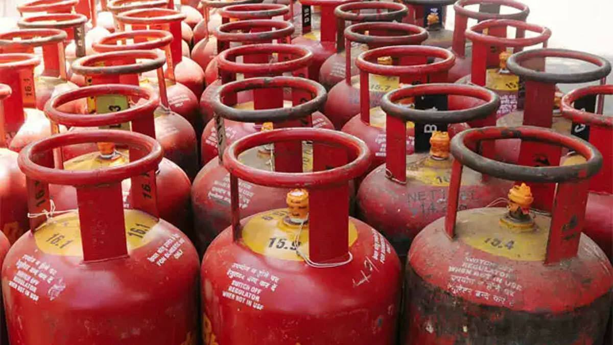 Rajasthan News: घरेलू एलपीजी गैस के व्यवसायिक के खिलाफ सख्त हुआ रसद विभाग, 45 सिलेंडर जब्त