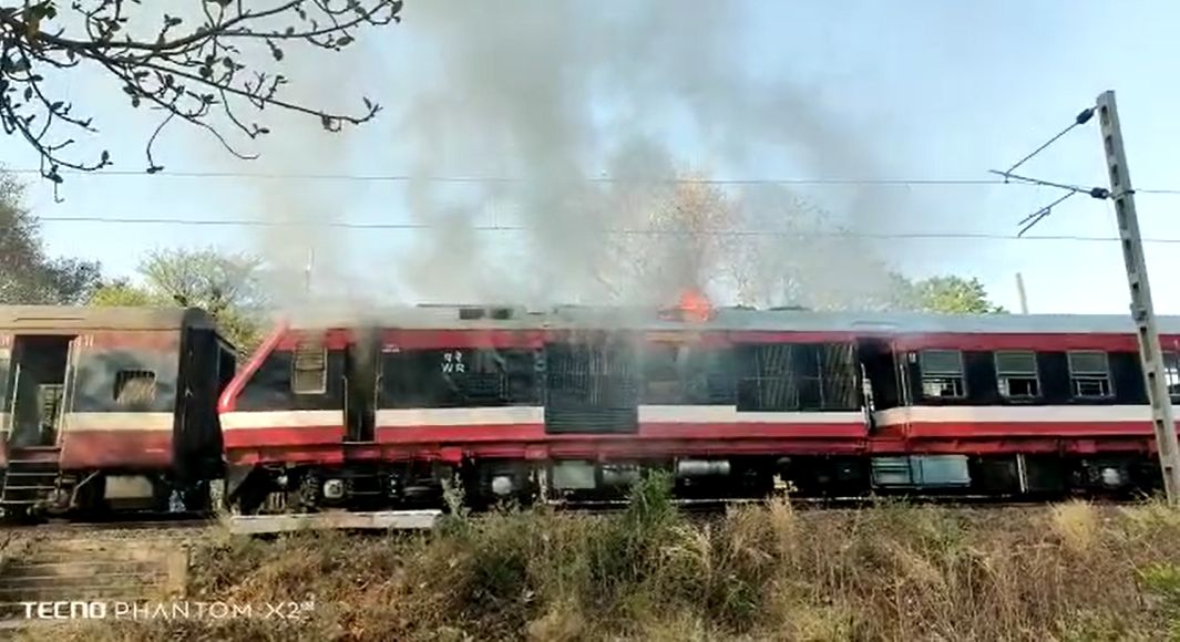 MP Breaking: रतलाम से इंदौर जा रही डेमू ट्रेन के दो कोच में लगी आग Video, सभी यात्री सुरक्षित, कटनी में बारदाना  गोदाम में भीषण आग, दतिया में खड़ी एंबुलेंस रात को धू-धूकर जल गई