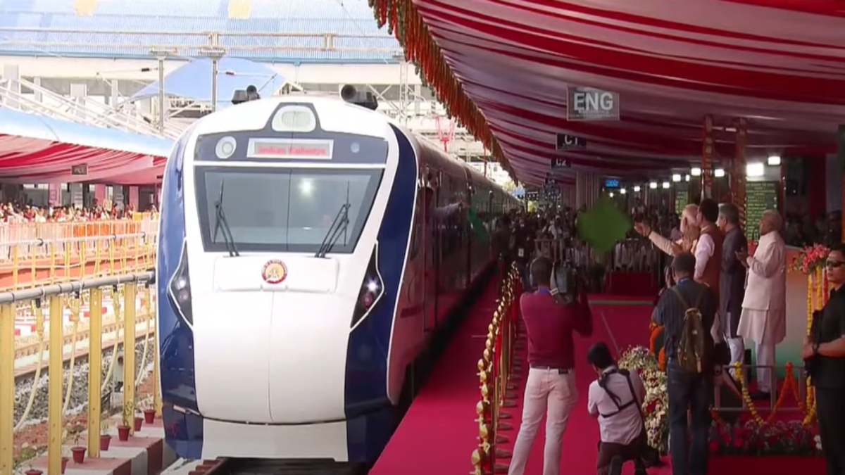 मध्य प्रदेश को पहली और देश को 11वीं ‘वंदे भारत एक्सप्रेस’ की सौगात: प्रधानमंत्री मोदी ने दिखाई हरी झंडी, भोपाल से दिल्ली रवाना, जानिए ट्रेन के बारे में A टू Z