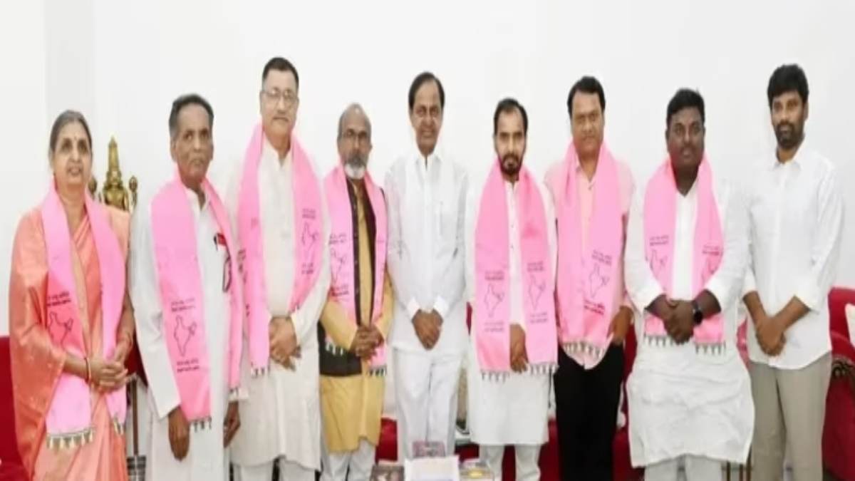 MP चुनाव में एक और सियासी दल की एंट्री ! तेलंगाना के सीएम केसीआर ने प्रदेश के पूर्व बीजेपी सांसद-विधायक समेत कई नेताओं को पार्टी में किया शामिल