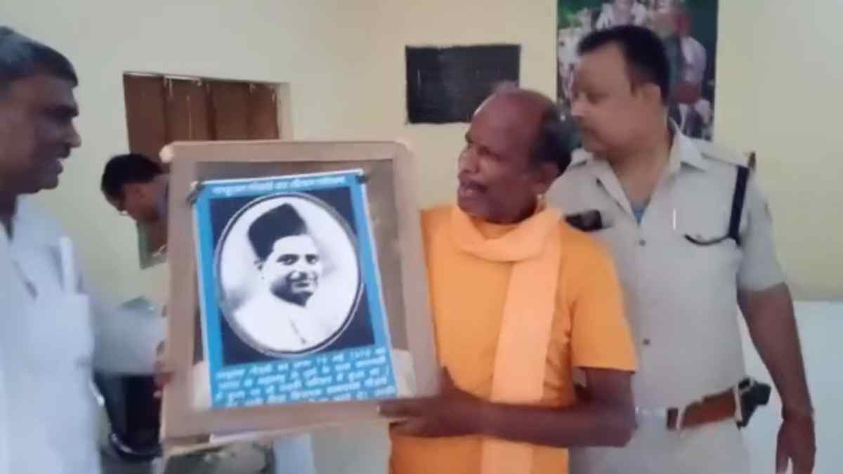 नाथूराम गोडसे की जयंती पर सियासत: पुलिस ने पूजा करने से रोका, हिंदू महासभा ने फल वितरण कर देश में मूर्ति लगाने PM को लिखा पत्र