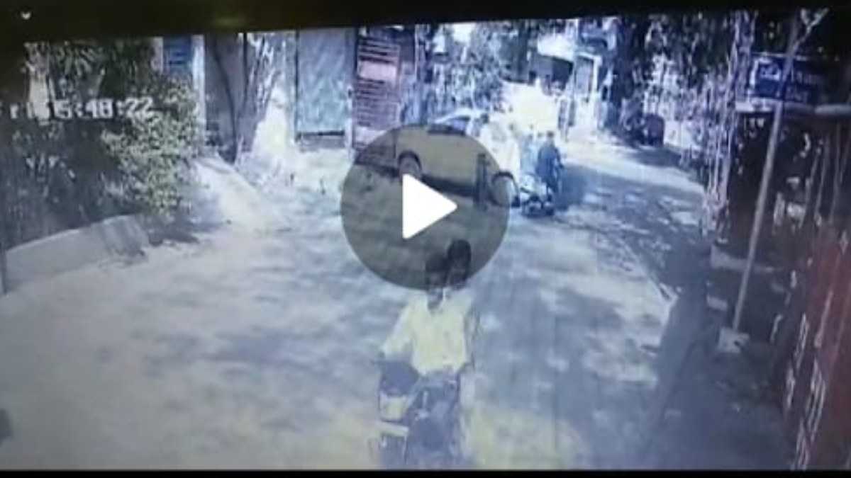 गाड़ी रिवर्स करते समय बड़ा हादसा:  कार की चपेट में आया एक्टिवा सवार युवक, दोनों पैर टूटे, घटना CCTV में कैद  