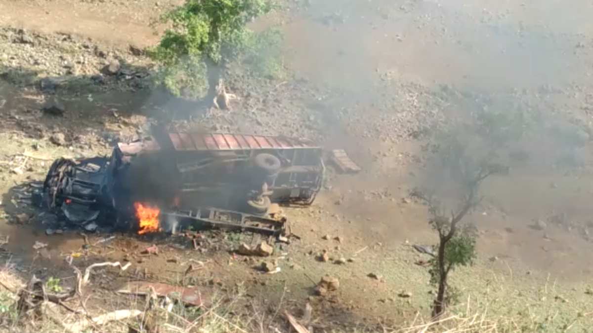 MP में 100 फीट गहरे खाई में गिरा ट्रक: बना आग का गोला, चालक ने कूदकर बचाई जान…