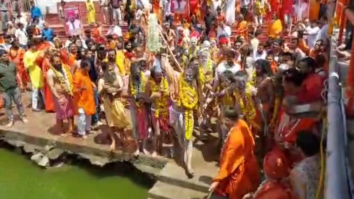 उज्जैन में गंगा दशहरा पर दिखा सिंहस्थ सा नजारा: सैकड़ों साधु-संतों ने नीलगंगा में किया स्नान, पेशवाई भी निकलेगी