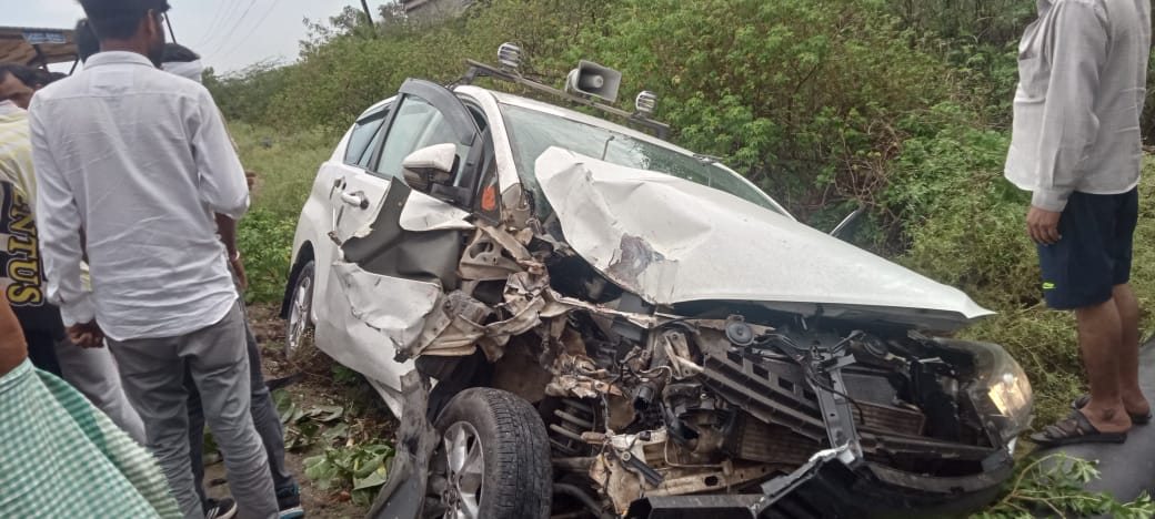 मंत्री की गाड़ी दुर्घटनाग्रस्तः ओपीएस भदौरिया और PSO को आई चोट, भिंड और ग्वालियर के बीच ओवरटेक के दौरान ट्रेक्टर ट्रॉली से टकराई कार