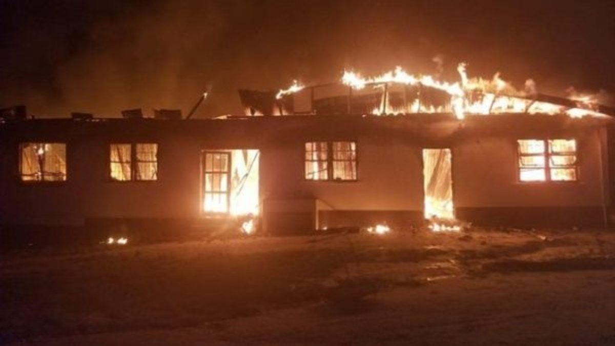 Shocking News: टीचर ने छीना मोबाइल तो 14 साल की गुस्साई छात्रा ने जला दिया स्कूल, हादसे में 20 लोगों की मौत
