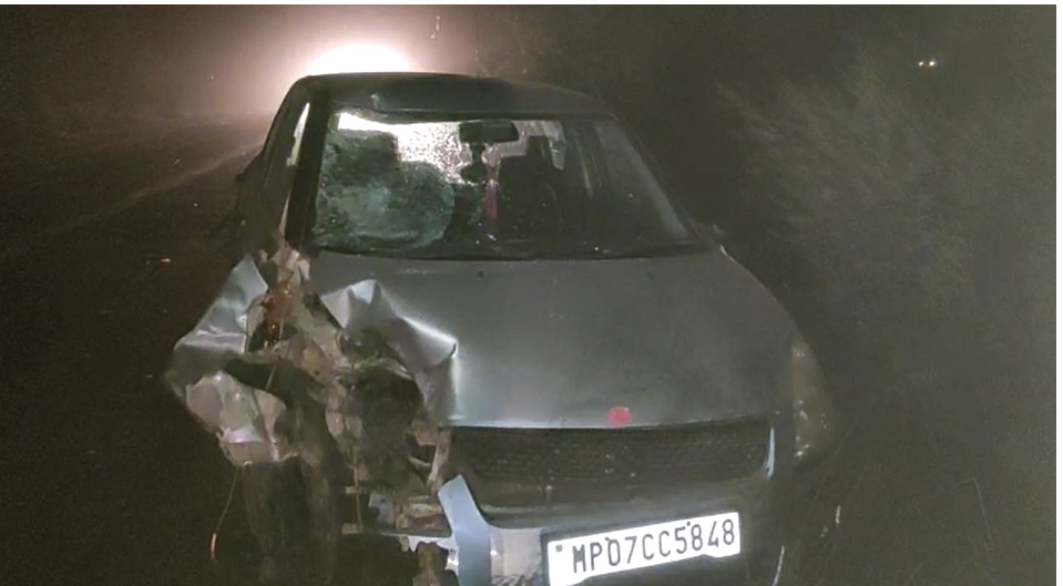 MP सड़क दुर्घटनाः मुरैना में कार ने बाइक सवार को सामने से मारी टक्कर, एक युवक की मौत, दो घायल