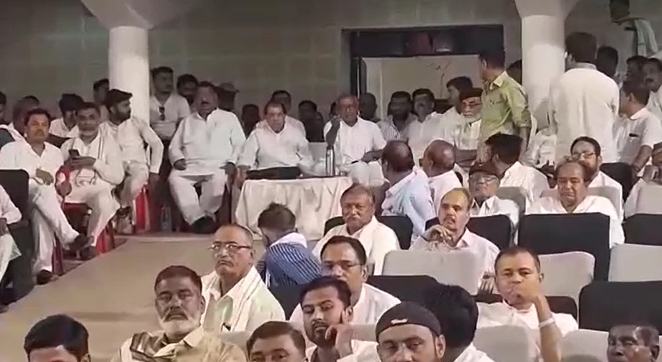 MP की सियासतः जिला कांग्रेस कमेटी की बैठक में भड़के दिग्विजय सिंह, बोले- “कांग्रेस जाए भाड़ में”, वीडियो वायरल
