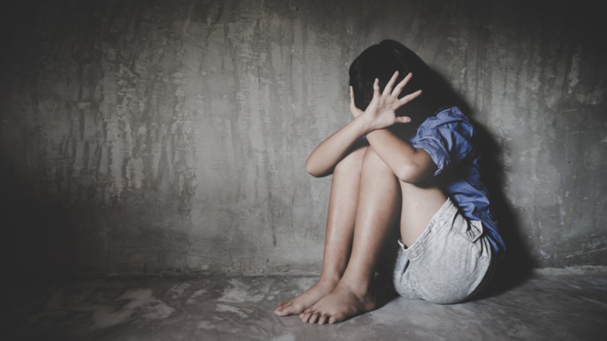 इंसानियत शर्मसार: घर में सो रही 8 साल की बच्ची के साथ दुष्कर्म, दरिंदे की तलाश में जुटी पुलिस