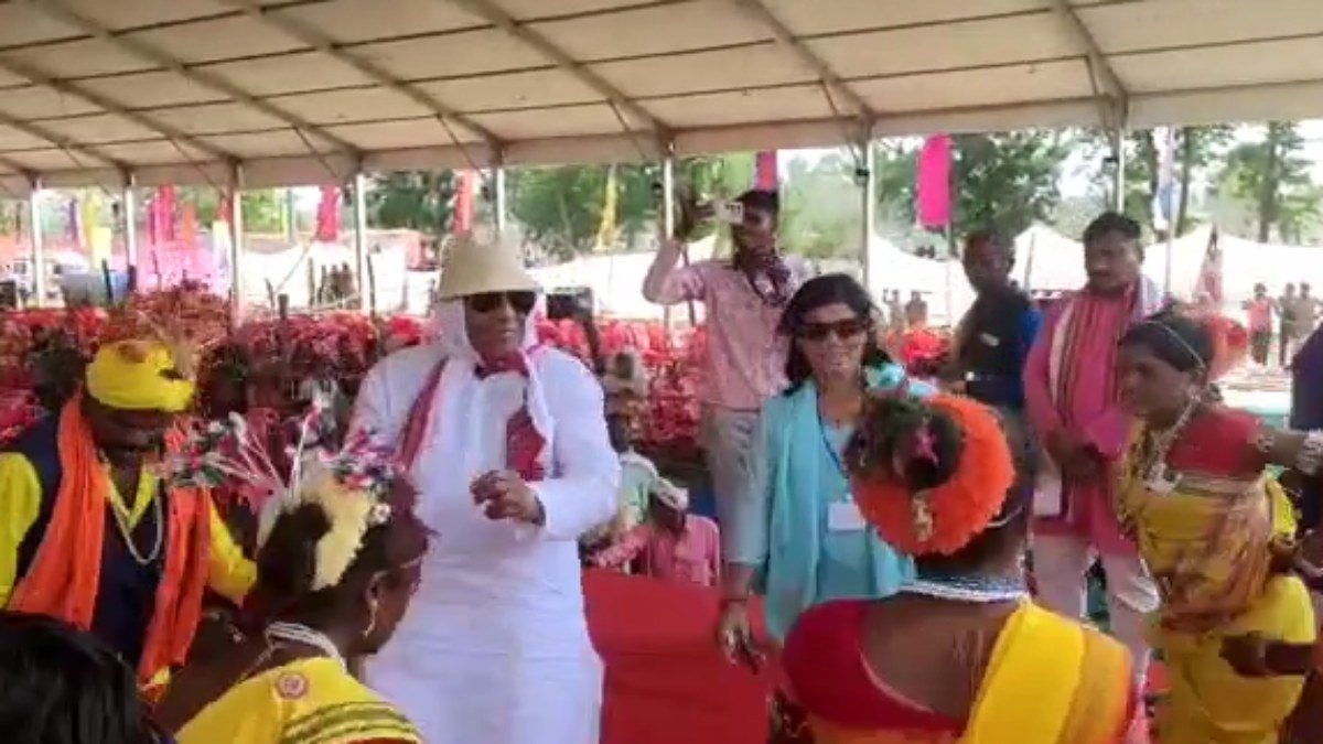 नेताजी का अनोखा अंदाज: बीजेपी के इस वरिष्ठ नेता और विधायक ने लाड़ली बहना सम्मेलन में किया कुछ ऐसा….अब VIDEO हो रहा वायरल…. 