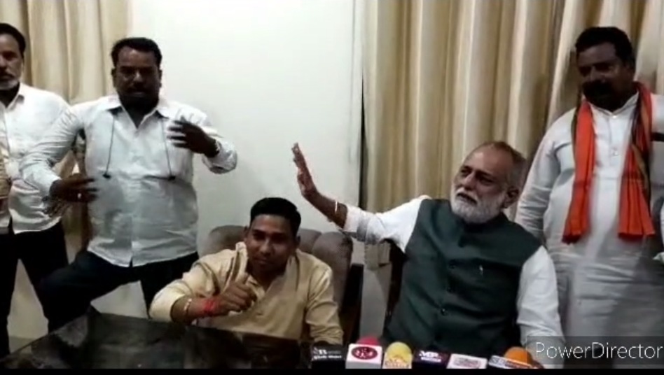 बीजेपी के प्रेस कांफ्रेंस में कांग्रेस का गुणगानः नेता उपलब्धियां गिना रहे थे, पीछे खड़े कार्यकर्ता ने कमलनाथ की योजनाओं का बखान शुरू कर दिया, Video