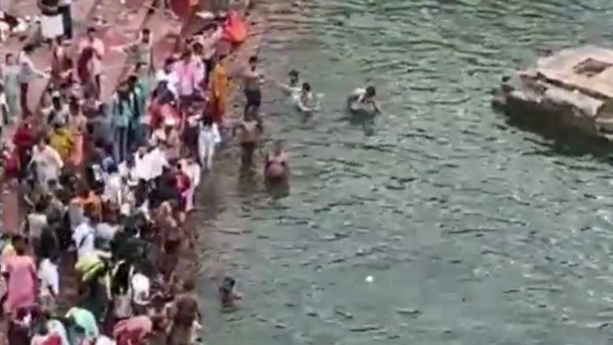 ओंकारेश्वर में टला बड़ा हादसा: नर्मदा में डूबते श्रद्धालुओं को नाविकों ने बचाया, गुजरात का परिवार स्नान के दौरान हुआ हादसे का शिकार, देखें VIDEO