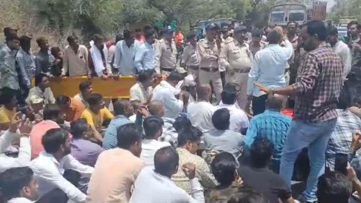 ब्याजखोरों से परेशान शख्स ने जहर खाकर दी जान: करणी सेना का थाने के सामने विरोध प्रदर्शन, आरोपियों की गिरफ्तारी को लेकर किया चक्काजाम