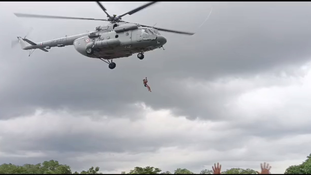 बारिश आई मुसीबत साथ लाई: सिवनी के वैनगंगा नदी के टापू में फंसे पांच चरवाहे, सेना ने हेलीकॉप्टर से किया रेस्क्यू, देखें VIDEO 